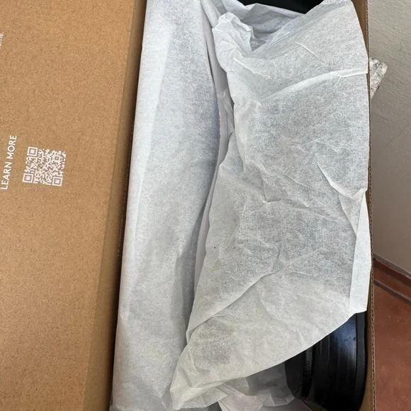 Naturalizer Black Leather Loafers with Gold Chain brand new - Picture 3 of 6